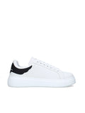 Scarpe John Richmond in pelle bianca con dettaglio nero e placca argentata