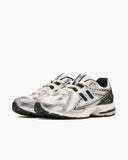 Scarpe NEW BALANCE 1906 bianco nero  e argento