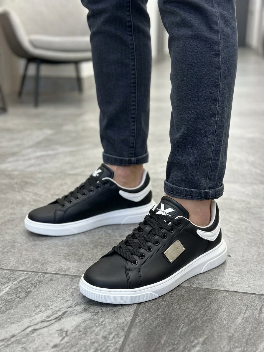 Scarpe JOHN RICHMOND in pelle nera con ali retro e placchetta laterale