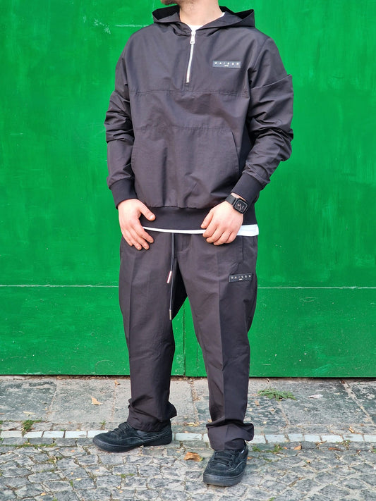 Completo  MAISON 9 PARIS nero tessuto tecnico felpa mezza zip con cappuccio
