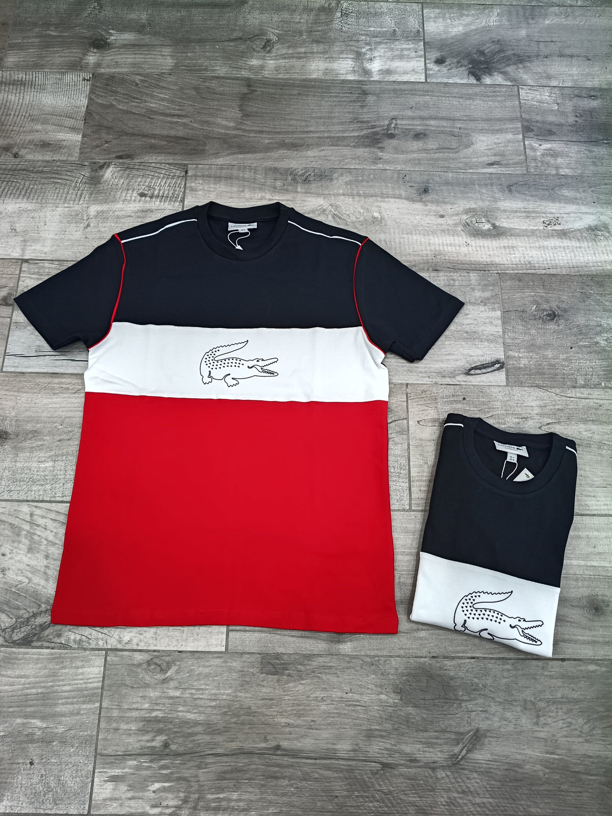 T-shirt LACOSTE nera bianca e rossa